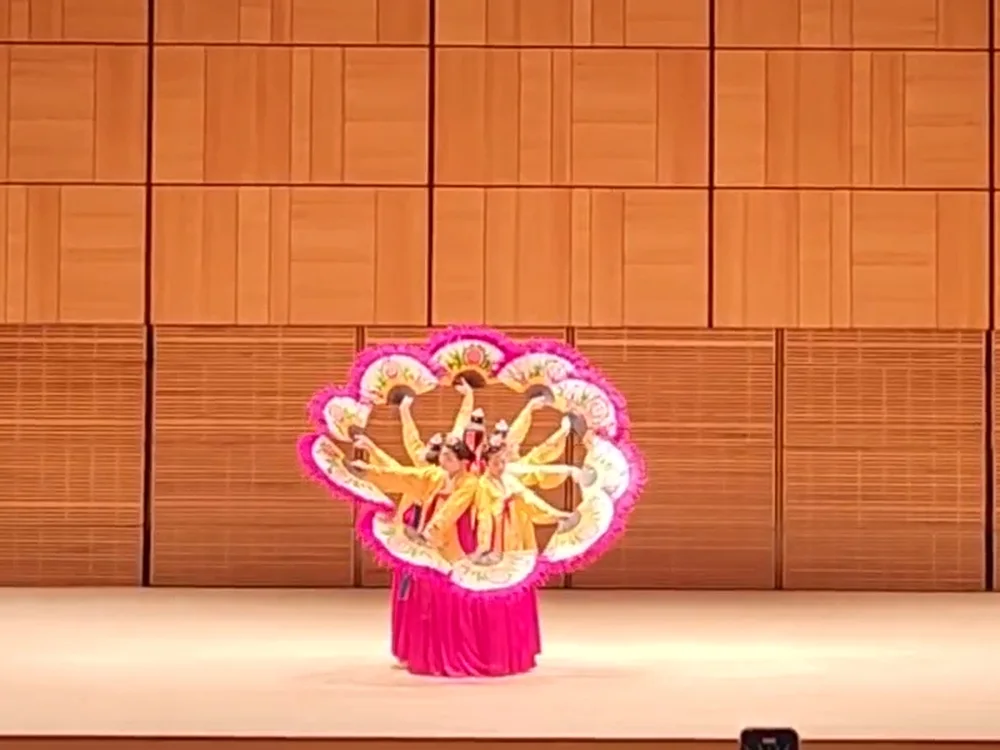 NJ 韩国舞蹈学院在2025艺术文化节上表演扇子舞，卡内基音乐厅 Zankel Hall